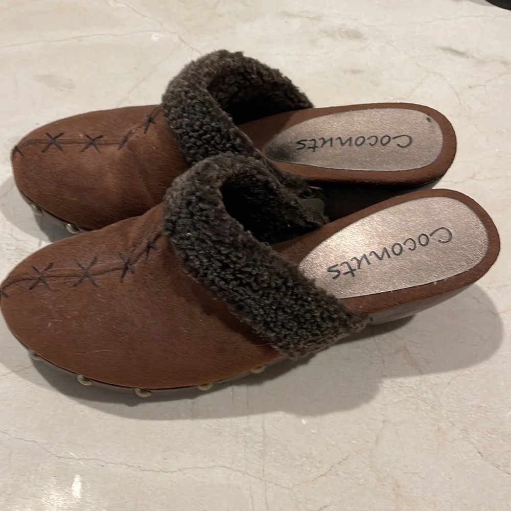 Coconuts Clogs - Picture 2 of 8